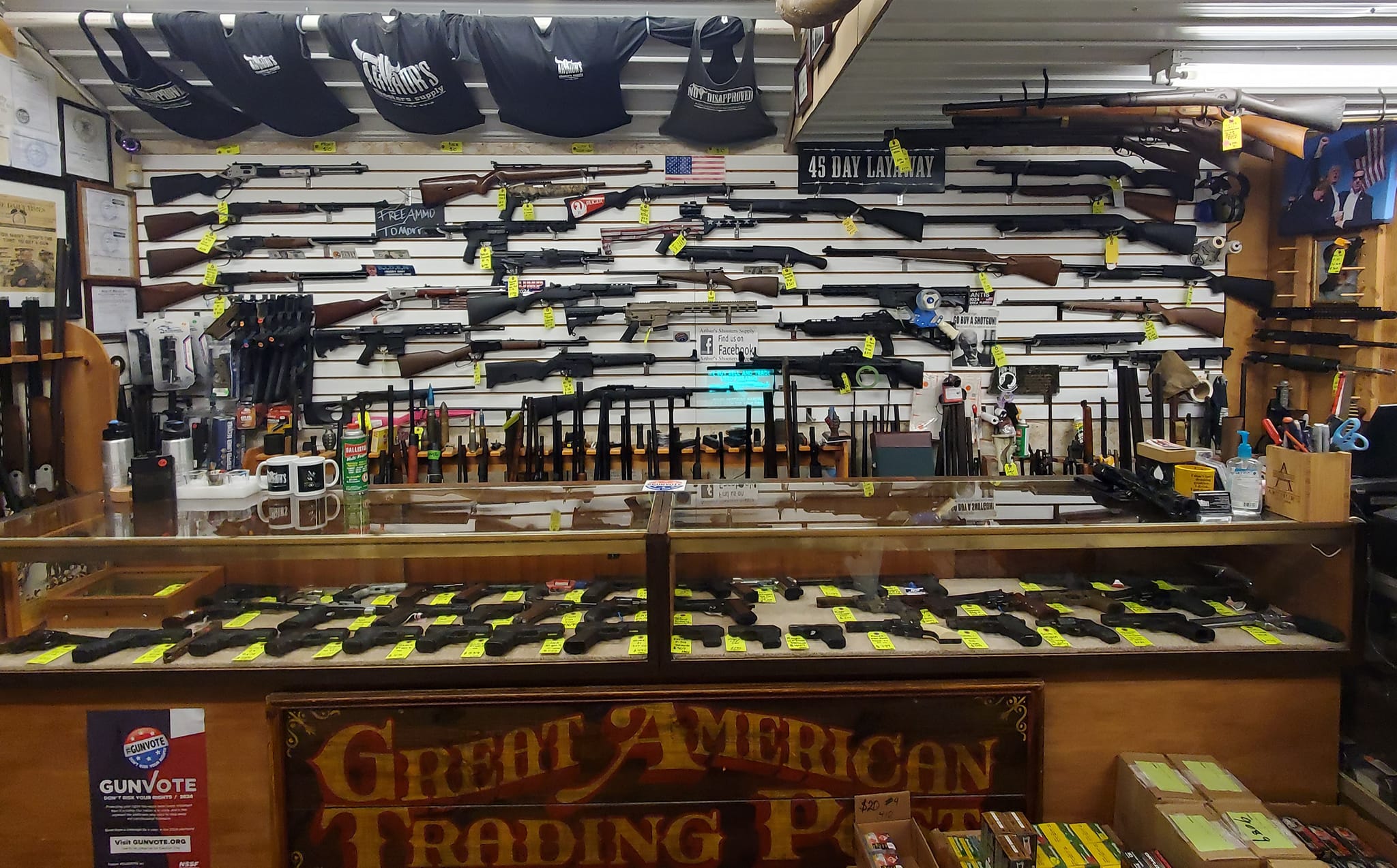 იარაღებისა და ტაქტიკური აქსესუარების სრული არჩევანი ერთ სივრცეში